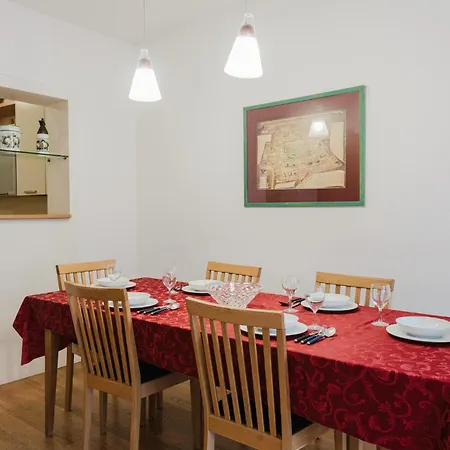 公寓 In With Kitchen